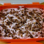 Erdbeer-Minze-Eiscreme im Behältnis