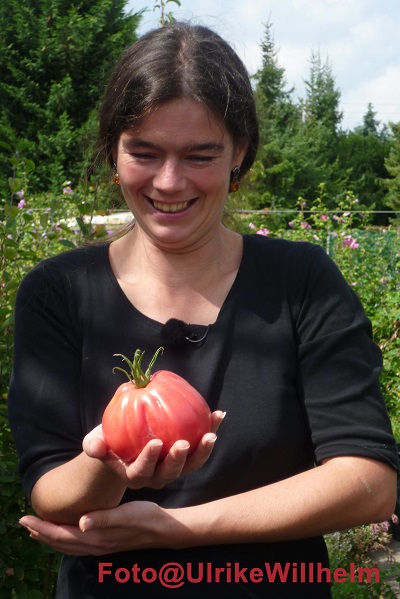 Gärtnerin mit Tomate
