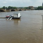 Schiffsanleger bei Hochwasser