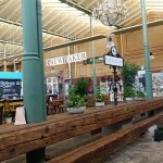 riesiger Tisch in Markthalle