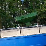 Bio-Karpfen werden in Wasserbehälter umgesetzt