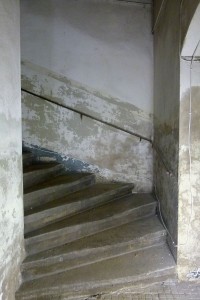 Steintreppe in alter Werkstatt