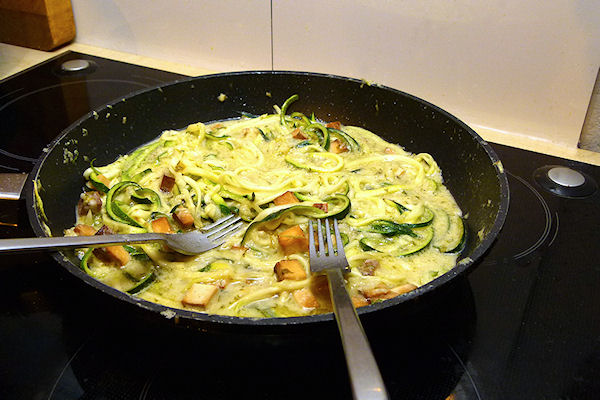 Rest Zucchini-Spaghetti in Pfanne