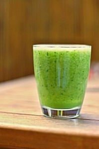 ein Glas mit grünem Smoothie