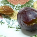 Entsteinte Pflaume mit Schlitzen und Kern