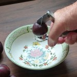 Pflaume entsteinen 2 mit Edelstahl-Entsteiner