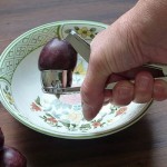 Pflaume entsteinen 3 - mit Edelstahl-Entsteiner