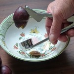 Pflaume mit Pflaumenentsteiner entsteint