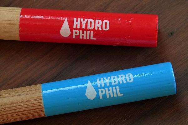 Hydrophil-Zahnbürsten mit roten und blauen Enden