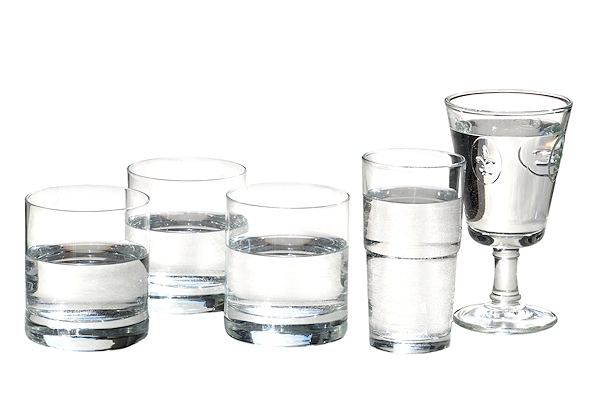 5 Gläser mit Trinkwasser