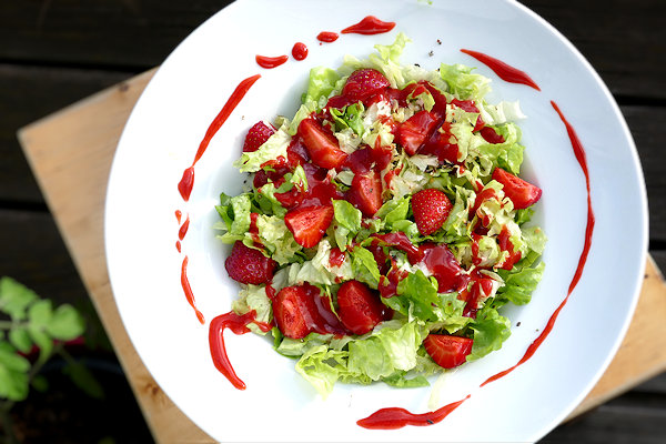 Salat mit Erdbeer-Dressing auf Teller