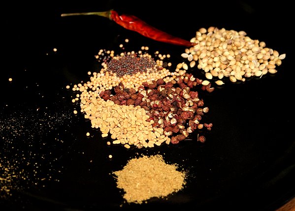 Einige Zutaten für unser Putenfleisch-Curry Ayurveda: Kreuzkümmel, Bockshornklee, Koriander und eine frische Chilischote.