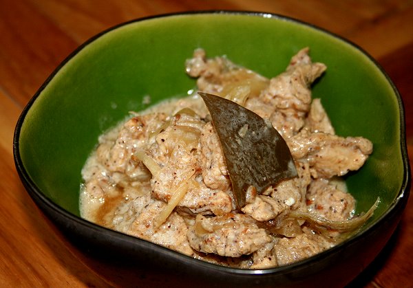 Das fertige Putenfleisch-Curry mit Korianderblatt. Chilischoten verwenden Sie bitte nach eigenem Belieben!