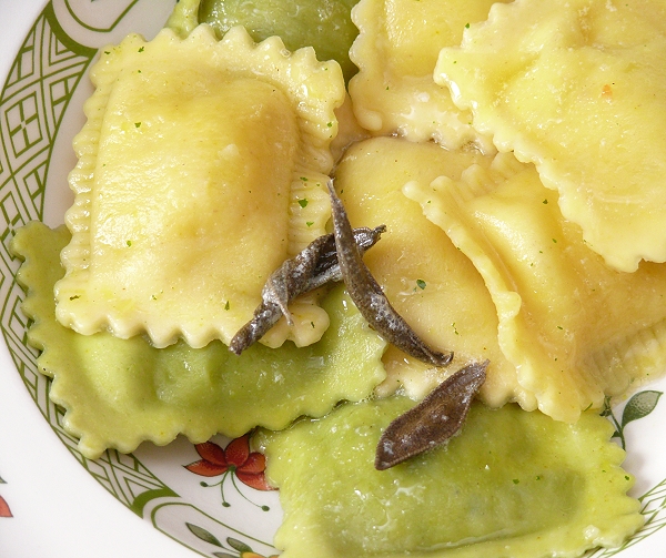 Bio-Ravioli Olive-Feta und Spinat-Ricotta mit Salbei-Butter für Freunde des buttrigen Genusses.