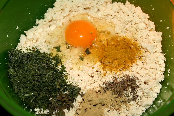 Tofu-Grünkern-Kugeln: Tofu, Ei, Gewürze verrühren