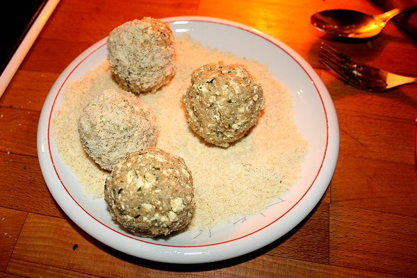 TofuGrünkernKugeln mit Haselnüssen panieren