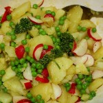 Kartoffelsalat mit Limette und Avocado: Serviert und lecker!