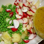 Die Zubereitung des Kartoffelsalates.