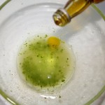 Die Zubereitung der Marinade mit Limette und Avocado