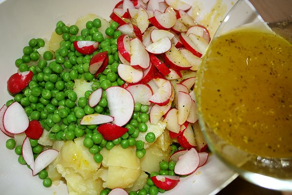 Die Zubereitung des Kartoffelsalates.