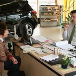 livona im Gespräch mit Nissan leaf Verkäufer Tobias Ullrich