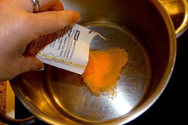 Naturfarbe gelb Pulver einstreuen