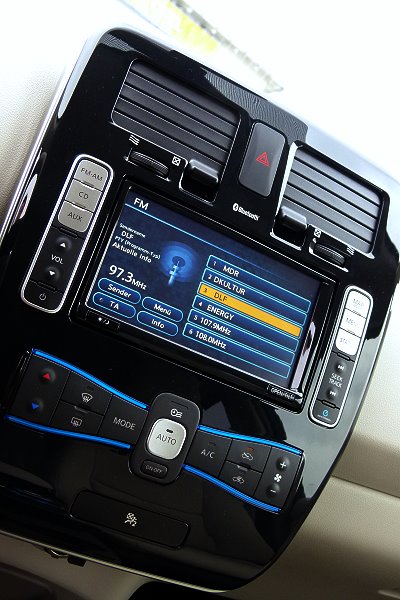Nissan Leaf Blau Armaturenbrett Detail