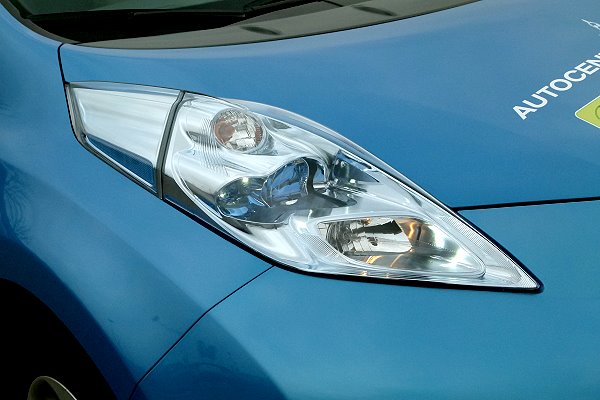 Nissan Leaf Blau Frontscheinwerfer