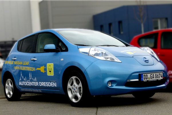 Nissan Leaf Blau