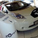 Nissan Leaf Weiss an einer Ladestation