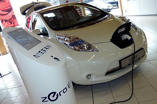 Nissan Leaf Weiss an einer Ladestation