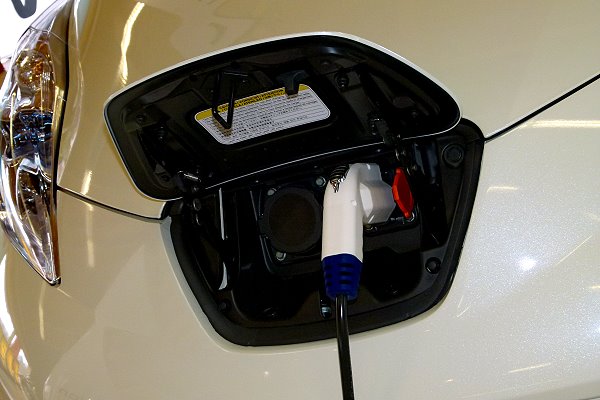 Nissan Leaf Weiss Steckdose mit Ladekabel