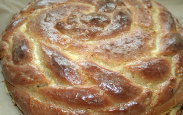 ein fertiges Osterbrot