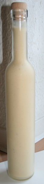 eine Flasche Kokos-Eierlikör