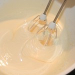 Eier und Zucker mit Mixer aufschlagen