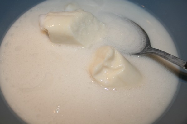 Kokoscreme und Kokosmilch in einem Topf erwärmen