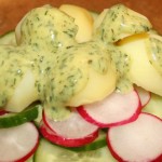 Gurken-, Radieschen-, Kartoffelscheiben mit Dressing