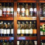 Whiskyflaschen im Schrank