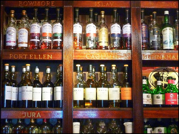 Whiskyflaschen im Schrank
