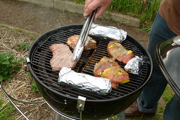 Outdoorchef mit Grillgut