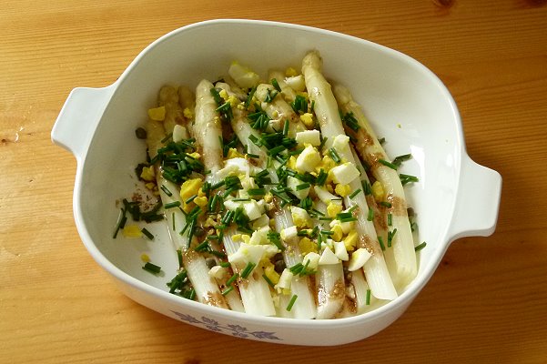 Rezept für Spargelsalat mit Schnittlauch-Ei Vinaigrette | Livona - Der ...