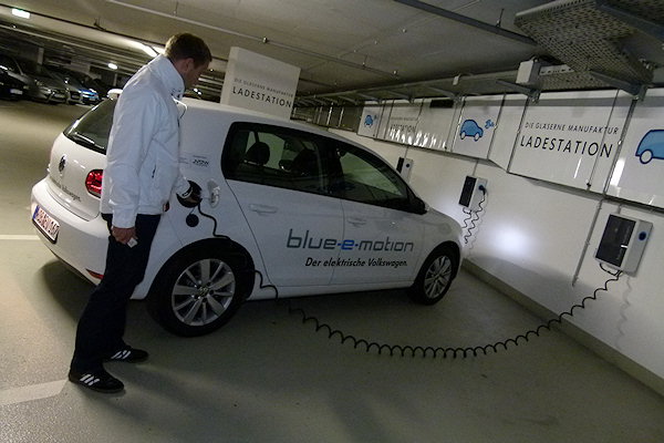 VW-e-Golf laden an Ladestation