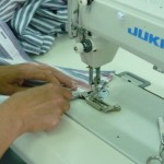 Näherin mit Nähmaschine