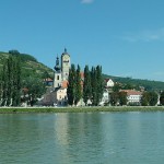 Stein-Krems vom Schiff aus gesehen