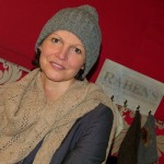 Dame mit Wollmütze