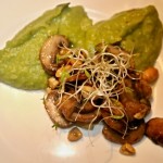 Erbsenpüree, gebratene Pilze und Nüsse