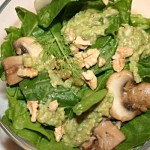 Spinatsalat mit Pilzen und Dressing