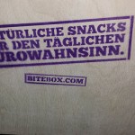 Textstempel auf Snackregal