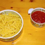 zwei Schüsseln mit Resten von Essen
