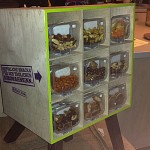 Sperrholzquader mit Snackschachteln